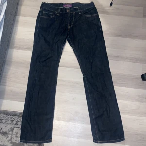 Limiterade bastini jeans - Säljer dessa feta limiterade bastini jeans, riktig bra passform och säljs eftersom de är för långa för mig. De är knappt använda och det finns skavanker. Pris kan diskuteras, skicka ifall ni har några frågor!