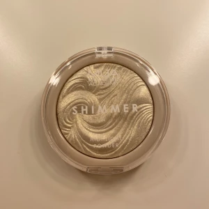 Highlighter  - Snygg guldig highlighter från MUA makeup academy med otrolig pigment som är HELT OANVÄND! 