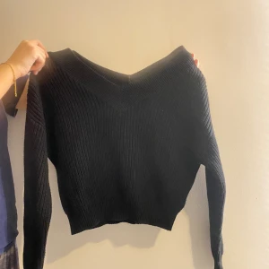 Stickad topp - En stickad topp som är lite croppad och kan vara antingen offshoulder eller oneshoulder beroende på vad som önskas. 