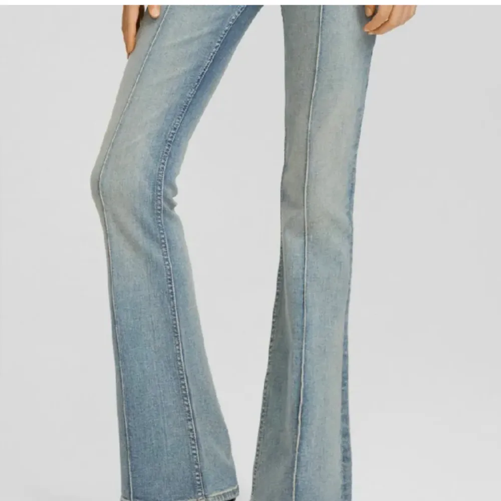 Helt nya jeans från bershka med pris lapp på! . Jeans & Byxor.