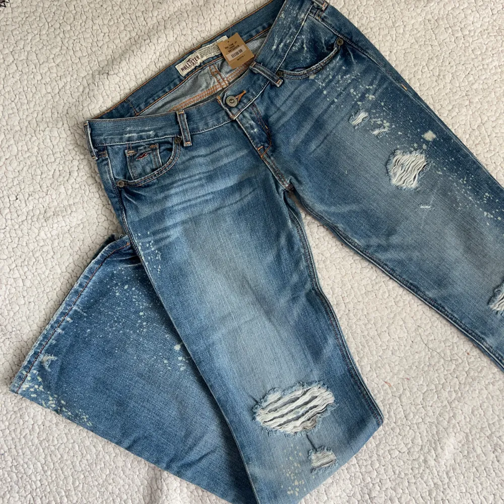 Så snygga och helt nya super lågmidjade Bootcut/flare jeans från hollister. Skulle säga att de är i storlek s Innerbenslängd:83 midjemått:36-37 (x2)  . Vill du köpa trycker du på köp nu, jag postar inom 24h. Jeans & Byxor.