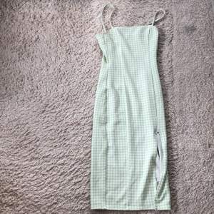 Såå fin klänning! Från H&M/divided, (strl xs) super bra skick! 💚