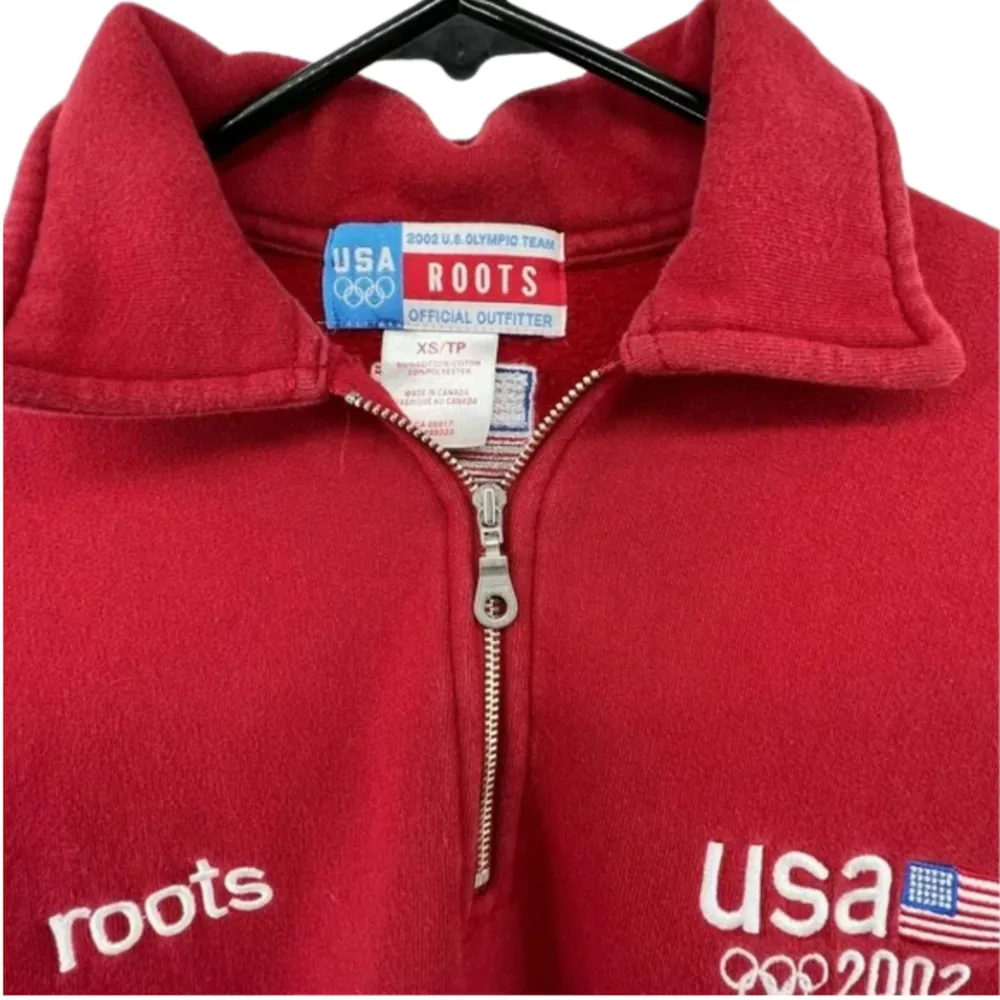 Roots Vintage Sweatshirt Storlek Herr XS OS 2002 USA Quarter Zip. Plagget är i bra skick köpt på secondhandbutik för 500kr knappt använd sen dess. 80% Bomull 20% polyester. Föreslaget pris är 249kr.. Hoodies.
