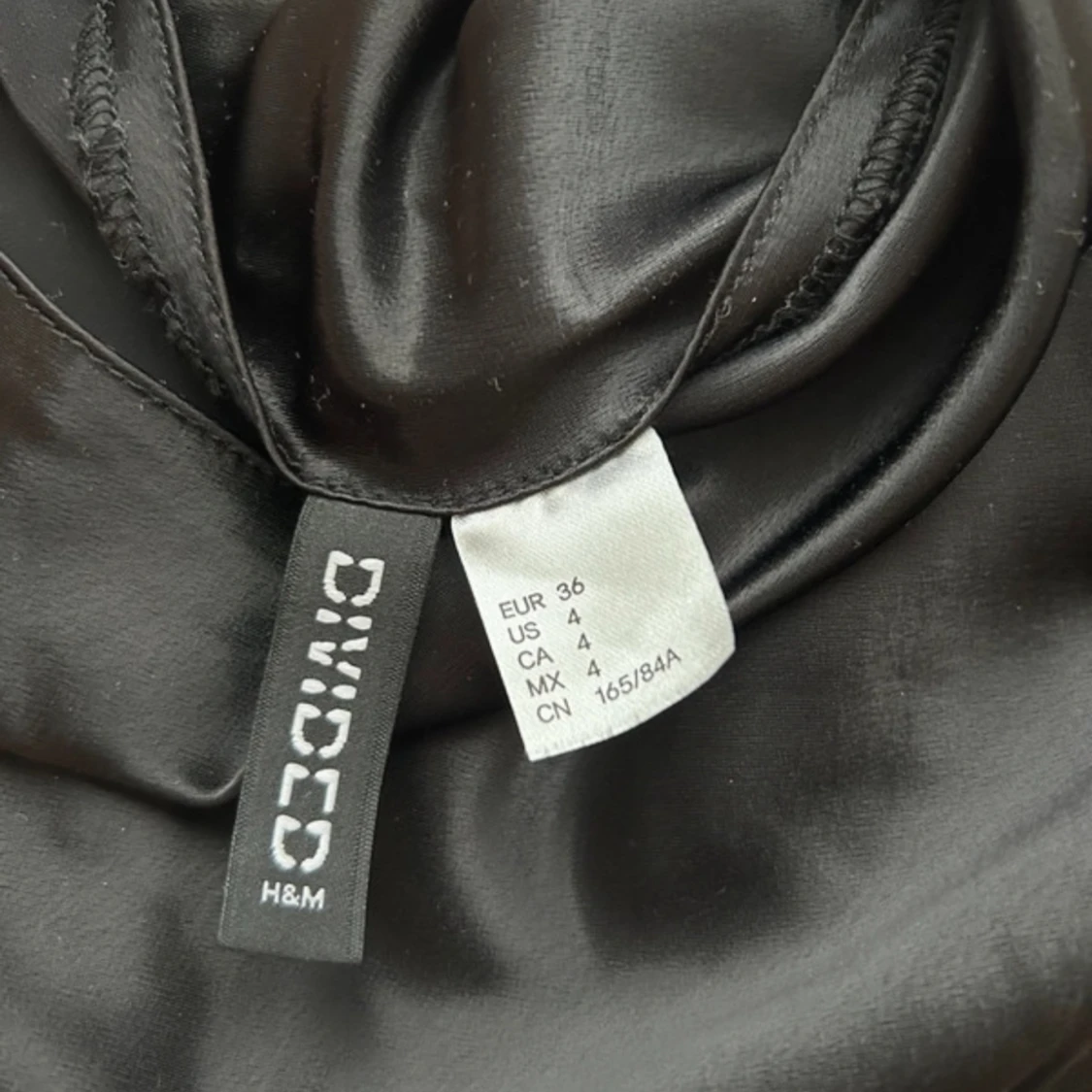 Svart satin klänning - 91