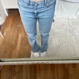 Jättesnygga raka mid waist jeans från mango! Knappt använda och i bra skick! Storlek 38, ganska lösa i passform men sitter väldigt bra och är väldigt sköna :) jag är 163 som referens🩷