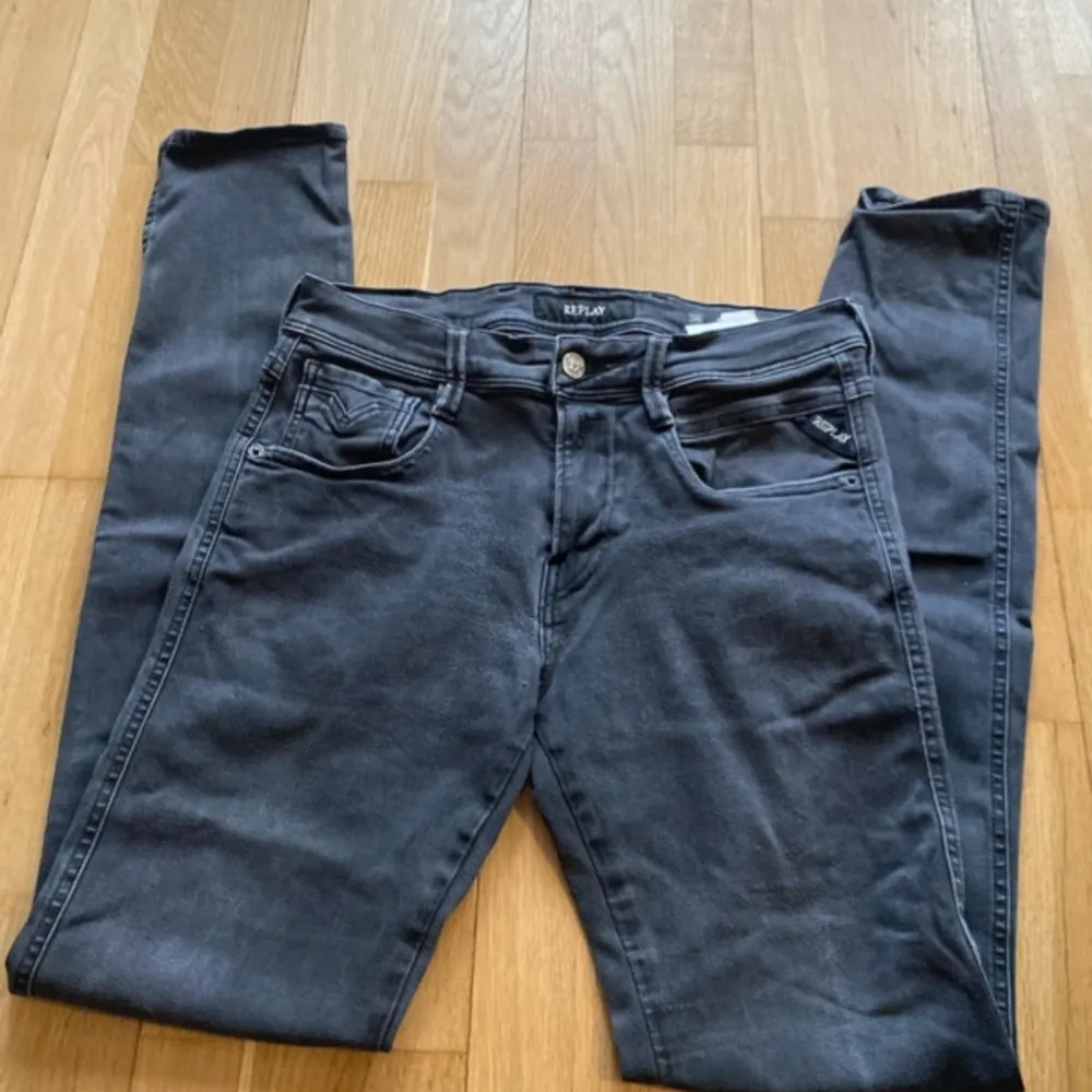 Replay anbass jeans i mycket bra skick! inga defekter. Nypris: 1799 Storlek: W30 och L32 vid snabb affär kan priset diskuteras🍾🍾. Jeans & Byxor.