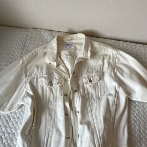  Vit jeansjacka -  Snygg vit jeansjacka från Zara