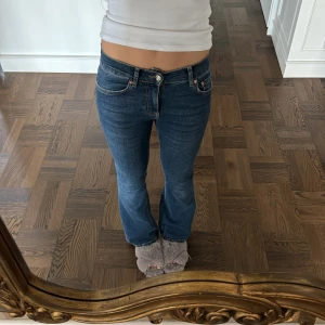 Low waist  - Säljer dessa mörkblåa low waist jeans, då de inte kommer till användning. Knappt använda❤️