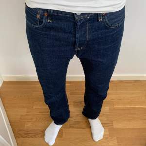 Sköna Levis jeans i storlek W-30 L-32. Nyskick och riktigt fräscha👍 Skriv vid minsta funderingarna!