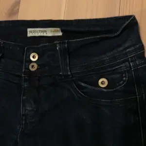 snygga lågmidjade mörkblåa bootcut jeans, superfint skick!! skriv för fler bilder eller info💞