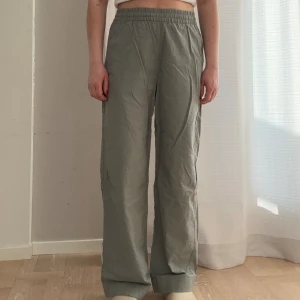 Linnebyxor - Gröngrå linnebyxor från Junkyard. 55% linne 45% bomull. Storlek S. Går att använda både high rise och mid rise. Jag är 172 cm. Bra skick!