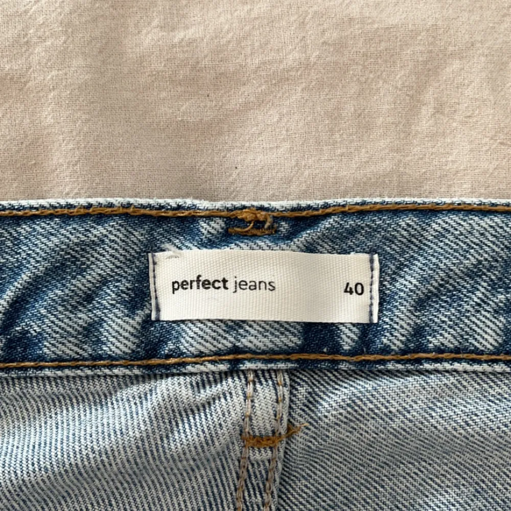 Säljer mina lågmidgade jeans. Fint skick men kommer inte till användning då som är lite stora i midjan. . Jeans & Byxor.