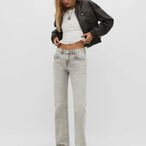 Straight leg jeans - Säljer dessa jätte fina raka midwaist jeans från Stradivarius. Men tyvärr så satt de inte som jag ville. De är och ser helt nya ut! De är i storlek 34 men skulle även passa 36. 