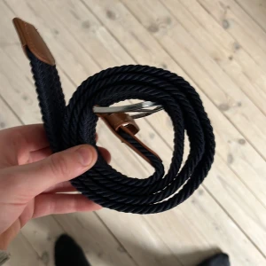 Flätat bälte - Marin blåt bälte sälje då jag har flera stycken. Bra kvalite, aldrig använt förutom på bilden.🤙🏻