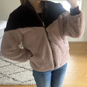 Pälsjacka - Pompdelux, strl 170 men funkar som xs Använd endast fåtal ggr