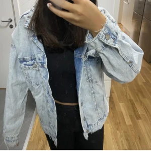 Jeansjacka - Jeansjacka i mycket bra skick. Aldrig använt, köpt för 2 år sedan. Ord.pris 400kr. Slutsåld på H&Ms hemsida.