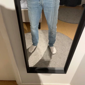 Jeans - Skick 9/10 (dålig bild av skuggan), frågor i dm, nypris 700kr, modell ”Glenn”