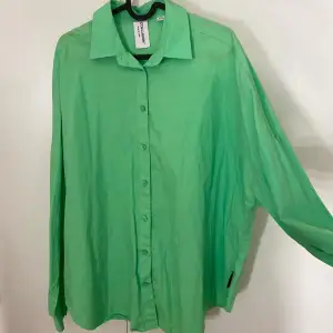 Grön oversize skjorta från ASOS i storlek 36💚 Använd en gång!🫶🏼