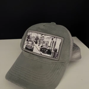 Velvet keps - Skick 7/10, 499kr för båda kepsarna (mer info om den blå velvet kepsen på min plick), frågor i dm