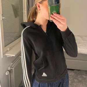 Adidas kofta  - Köpte på plick men har inte kommit till användning. Förra ägaren har köpt den på kidsbrandstore, sitter som en XXS/XS