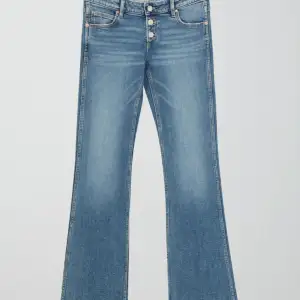 Ett par superfina bootcut jeans från Young gina. Säljer eftersom att de tyvärr har blivit för korta💗 Köptes för 350 kr tror jag och jag säljer för 170 men priset in alltid diskuteras💗