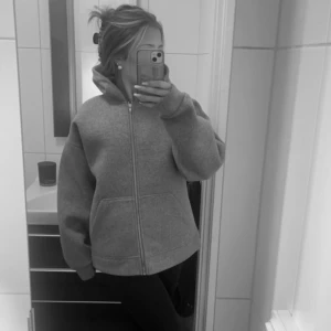 Grå jacka - ❗️INTRESSE KOLL❗️Funderar på att sälja denna gråa jackan, liknar en oversized hoodie med dragkedja. Inte jätte tjock men perfekt jacka och ha höst, tidig vår kan användas på vintern även. Den är i jätte bra skick. Skriv för fler bilder☺️🫶🏼