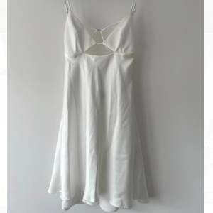 Jättefin vit klänning från zara med öppen rygg, har aldrig använts då den är för liten för mig tyvärr
