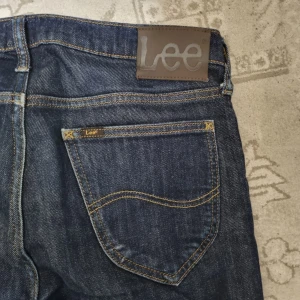 Mörkblå Lee jeans - Riktigt sköna Lee jeans straight leg. Storlek W31 L32. original pris 999. Priset kan diskuteras vid snabb affär. 