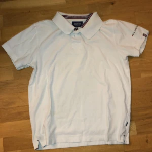 James harvest polotröja  - Storlek L, Men, vit pikétröja, knapptanvänt, ordinarie pris 400