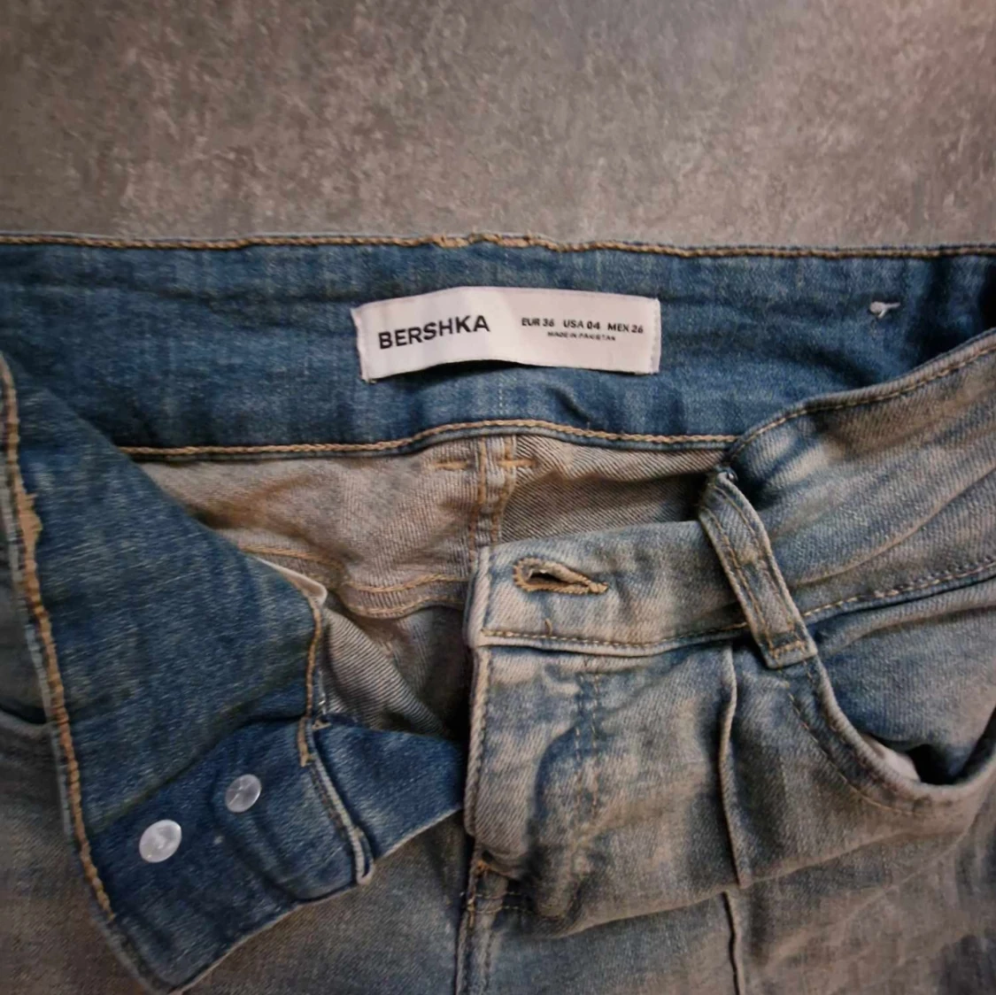 Jeans från bershka med pressveck - 91
