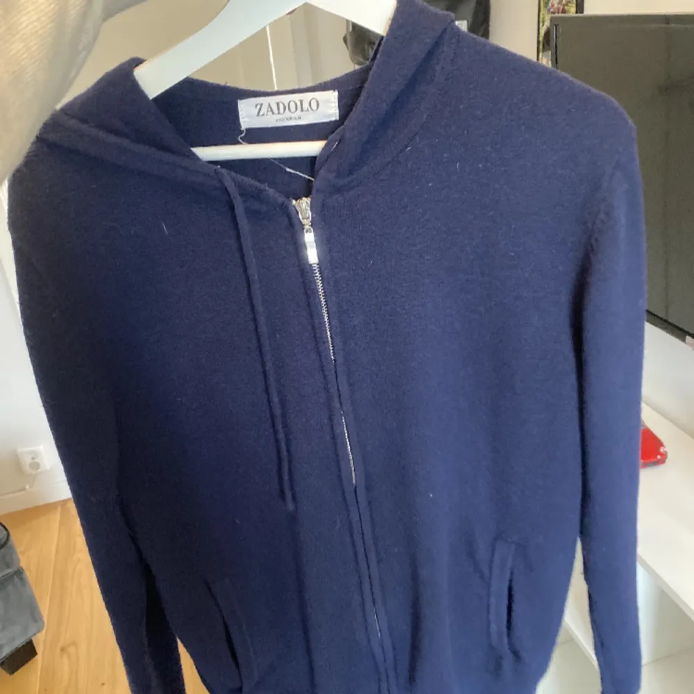 Säljer min marinblå merinoull hoodie i strl S skicket är en 8/10 lite nopprig på armen . Stickat.