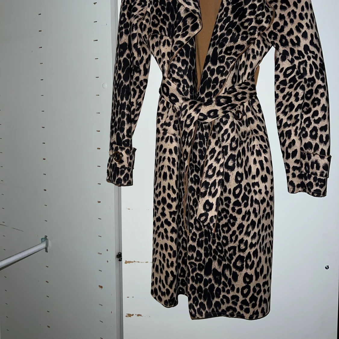 Leopardmönstrad trenchcoat - 92