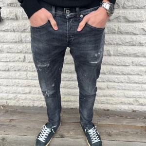 Dondup Jeans stl 30 (George) - Säljer nu dessa sjukt grischiga Dondup jeansen (destroyed) | Skick 8/10 | Nypris 3000 kr | Mitt pris 1499 kr | Hör av er vid minsta lilla fundering!👌