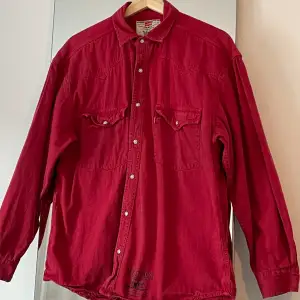Vintage levi’s skjorta i jättefin röd färg!Den är i bra skick 🫶🏼