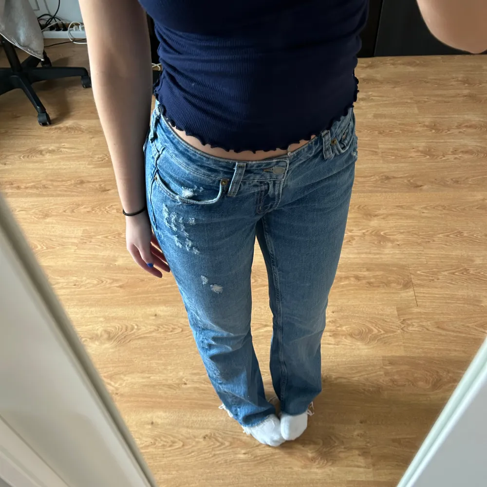90s flare jeans från H&M ❣️Jättefina lågmidjade jeans som tyvärr inte kommer till användning 🫶🏼Jag är 160 cm lång 🤍. Jeans & Byxor.