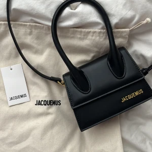 Jacquemus väska  -  Säljer min Jacquemus väska, dustbag medföljer. Super fin väska som går med allt. Har haft den ett tag men är fortfarande i bra skick. Skriv gärna för mer info/bilder ☺️