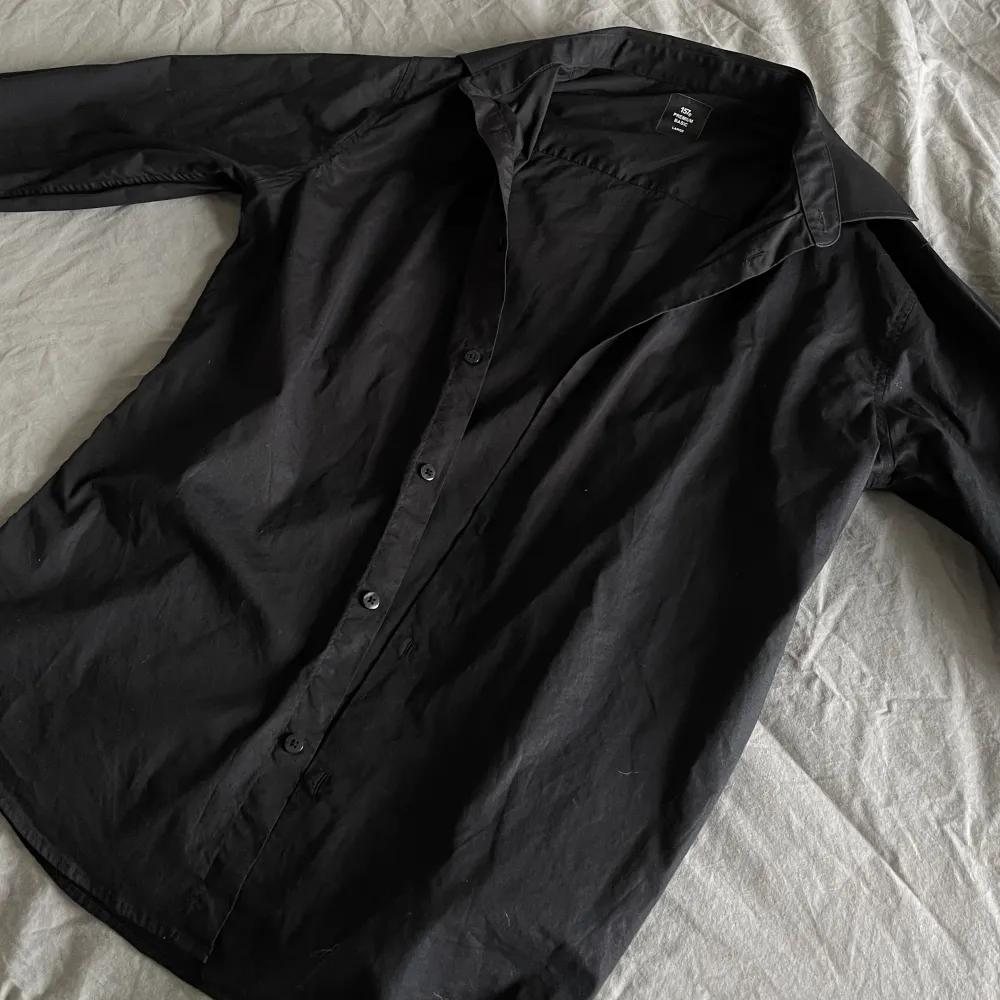 Basic svart skjorta från lager 157!! Köpte den för att jag skulle jobba i den, men har bara använt en gång!! 🫶. Skjortor.