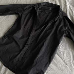Basic svart skjorta från lager 157!! Köpte den för att jag skulle jobba i den, men har bara använt en gång!! 🫶