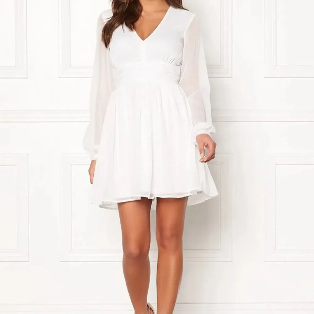 Super fin vit klänning från bubbleroom, helt oanvänd med prislapp!!🩷 pris kan diskuteras. nypris 699 kr. . Klänningar.