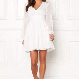 Super fin vit klänning från bubbleroom, helt oanvänd med prislapp!!🩷 pris kan diskuteras. nypris 699 kr. 