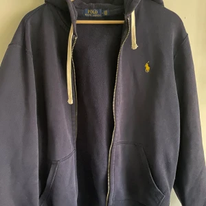 Ralph lauren kofta - Ralph Lauren koft tröja.  Använd men i väldigt bra skick. Storlek M. 
