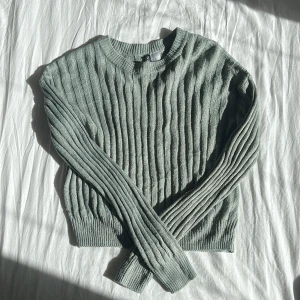 stickad tröja  - grön stickad tröja från h&m, inga defekter🌸