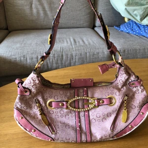 Guess väska - Har några slitningar på handtaget men inget man tänker på, köpt på Plick för något år sedan men kommer inte till användning 