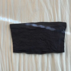 tubtopp - mörkgrå tubtopp inga defekter utom avklippt lapp i ryggen😊