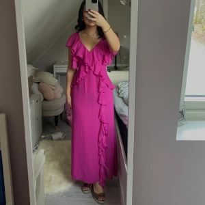 ZARA rosa klänning  - Superfin klänning från ZARA, prefekt till balen eller sommaren. Aldrig använd, köpt för 49 eur förra sommaren. Jag är 160, då går klänningen ned till marken. På bilden har jag ca 10cm klackar!
