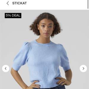 Säljer denna super fina stickade tröja från Vero Moda i storlek S🤩Säljer  då den inte kommer till användning och använd fåtal gånger💓Kontakta gärna om frågor eller fler bilder 😍😍