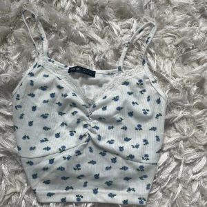 Sommar linne - Ett super fint linne som är perfekt till sommaren🤩 det är i super skick och knappast användt💖