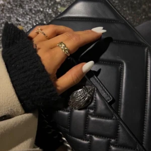 Kurt Geiger väska - Jätte fin Kurt Geiger väska i nyskick🫶🏼 jätte fin året runt💗