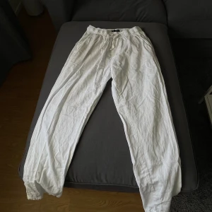 Linné byxor - Linné byxor från zara Helvita Storlek: Small   Hör av er vid funderingar 🙌🏽