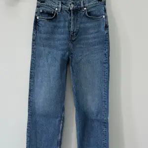 Arket jeans, modellen ”Straight Cropped Stretch”. Använt några gånger och är i mycket bra skick. Storlek 27 tum.